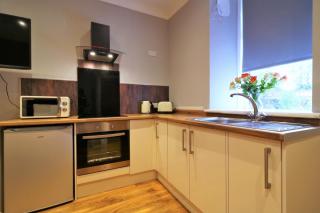 Signature - Linden Cottage Room 2 - 3