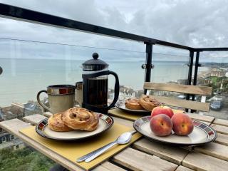 Seascape - 2 bedroom flat with panoramic sea views - Hollington - 4