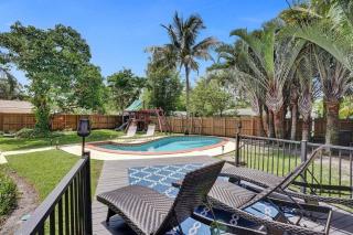 Tropical Oasis+heated Pool-4BR/KINGS/1mi to BEACH! - 2