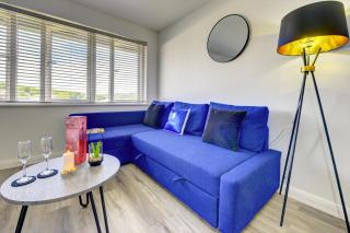 Spacious - PENTHOUSE 2 Bed Apartment with secure allocated parking - Sheffield - 4