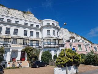 Studio Flat Next to Port and Cliffs - 2