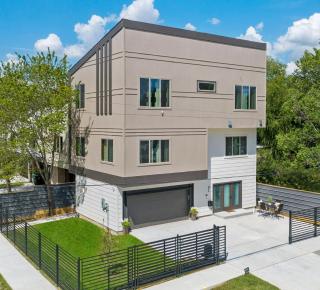 New Centrally Located Gated Modern Designer Home - Houston - 0