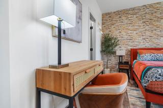New Centrally Located Gated Modern Designer Home - Houston - 3