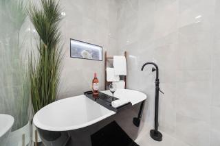 New Centrally Located Gated Modern Designer Home - Houston - 2