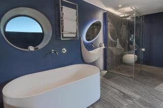 17 Marine Hermanus, Apartment 103 with private Hot Tub - 5
