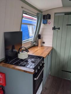 Mini Escape - 2 Berth Narrowboat on the Grand Union, Hertfordshire - 6