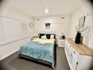 Charming House; Walk to Beach & Shops - Rosebud - 2