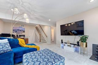 Beautiful Townhome, 11 minutes to Downtown, KCMO. - 1