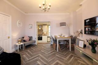 4BR Elegant Stay Golden Triangle Parking - 3