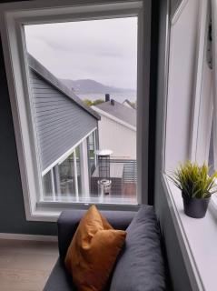 Modern 5 bedroom home, close to everything! - Kvaloysletta - 7