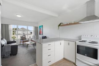 Renovated Takapuna 2BR Apt l Parking l Skytower - Auckland - 2