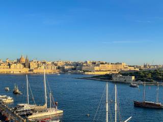 Unique Seafront Triplex Penthouse with Panoramic Bedroom & Rooftop Jacuzzi overlooking Valletta - Sliema - 9