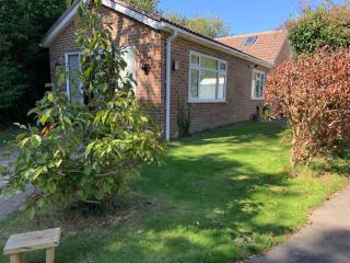 Cheerful 2 Bedroom Bungalow fully Furnished - Bradenham - 1