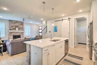 Gorgeous Georgetown Home, Walk to the Square! - 3