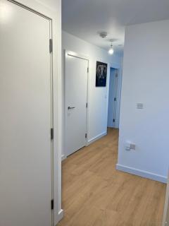 2 Bed Penthouse-Riverside View in East London - 2