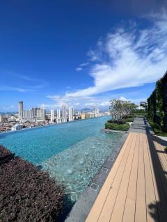 Luxury & Glamorous Suite#Georgetown#InfinityPool#2 BR, Living Room with Double Bed - George Town - 9
