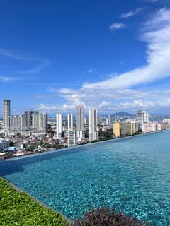 Luxury & Glamorous Suite#Georgetown#InfinityPool#2 BR, Living Room with Double Bed - George Town - 8