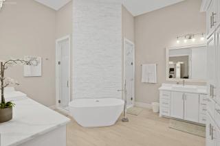 Newly Built Stylish Retreat with Designer Kitchen - Near Park & Beach - 8