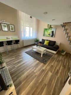 Green Island in the downtown with free parking - 5