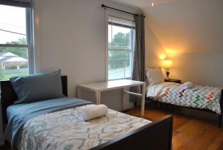 Stylish 4-Bedroom Full House. Plenty of Parking! - 1