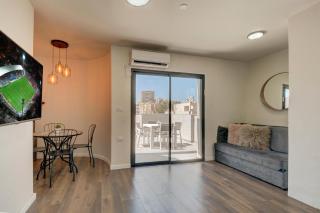 LUXURY PENTHOUSE GREAT LOCATION WITH PARKING Tlv - 2