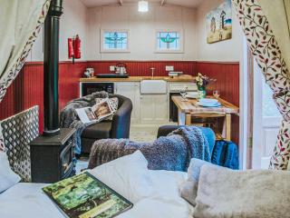 Goosewing Hut-Qu7072 - Melton Constable - 1