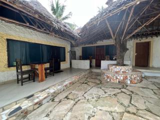 1 Bed Villa - Sleeps 2 - Pool - Smoking - Parking - 3