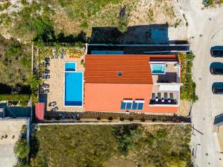 La Perla Apartments - 7