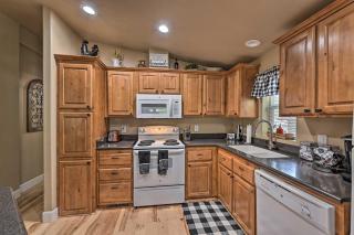 Near Hiking Munds Park Cabin with Deck and Yard - Munds Park - 1