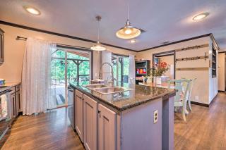 Pet-Friendly Home with Hot tub in Broken Bow! - Broken Bow - 2