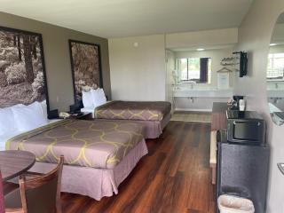 Super 8 by Wyndham Valdosta Mall - 1