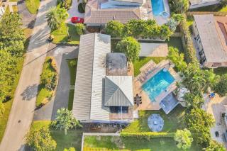 Amazing 6 Bedroom Resort - Huge Heated Pool, Beach Volley Ball, Game room - Lighthouse Point - 1