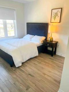NEWLY BUILT LUXURIOUS 3BRM TOWN HS/AIRPORT/PARKING - Brampton - 1