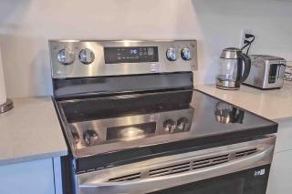 NEWLY BUILT LUXURIOUS 3BRM TOWN HS/AIRPORT/PARKING - Brampton - 2