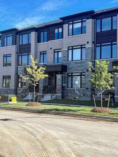 NEWLY BUILT LUXURIOUS 3BRM TOWN HS/AIRPORT/PARKING - Brampton - 5