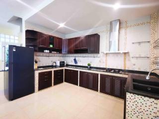 Patong Spacious 4 BR Vacation Home - Patong Beach - 6