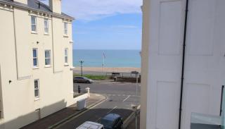 Sea View Terrace & Beach Access in Worthing - 4