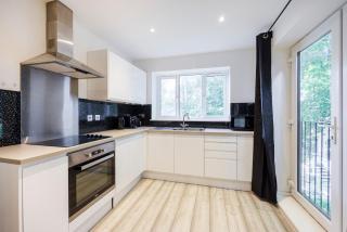 Modern & Cozy 1BR City Centre Nr the beach, High St & Adventure Island by Luxiety Stays - Southend-on-Sea - 4