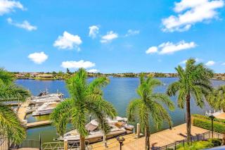 Exquisite condo with unique balcony and bay views - 0