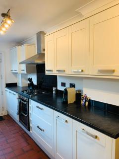 4 bedroom House nr Cardiff City Centre - 1