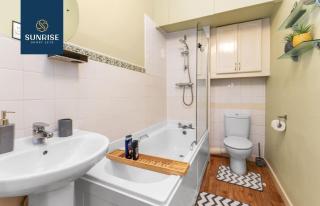 DUPLEX - 5 Bed Rooms, Amazing Views, Fully Equipped, Free Parking, WiFi, FAVOURITE for Groups & Businesses, Food, Bars, Shops, Library, River Views, by SUNRISE SHORT LETS DUNDEE - 1
