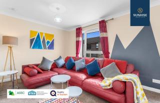 THE TOWNHOUSE, 4 Rooms Large Beds with TV's, Poker Table, Fully Equipped, Easy Ring-Road Access, Parking, WiFi, 5 MINS TO CITY CENTRE - Long Stays, INVOICE and REDUCED PRICE are only via SUNRISE SHORT LETS Dundee - 8