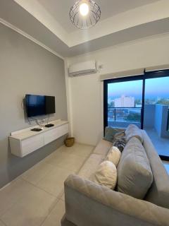 Departamento con gran balcón a la calle y parrilla - 5