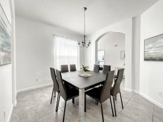 Family Vacation, 6 Bedroom House with Private Pool at Solterra Resort - Davenport - 4