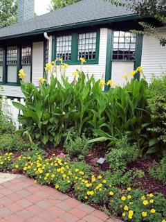Granbury Gardens Bed and Breakfast - Granbury - 4