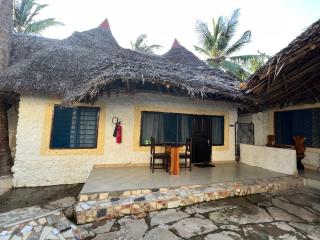 1 Bed Villa - Sleeps 2 - Pool - Smoking - Parking - 1