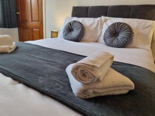 Entire holiday home with FREE parking & fast WIFI - 3