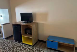 Days Inn & Suites by Wyndham Opelousas - 4
