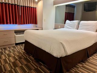 Microtel Inn & Suites by Wyndham Bloomington MSP Airport - Bloomington - 2