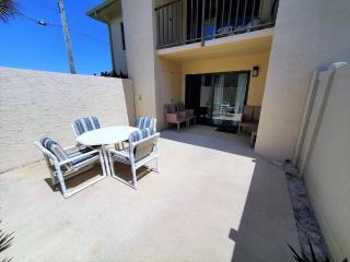 Oasis #7 Coastal Escape in Daytona Beach Shores-Walk To The Beach - 1